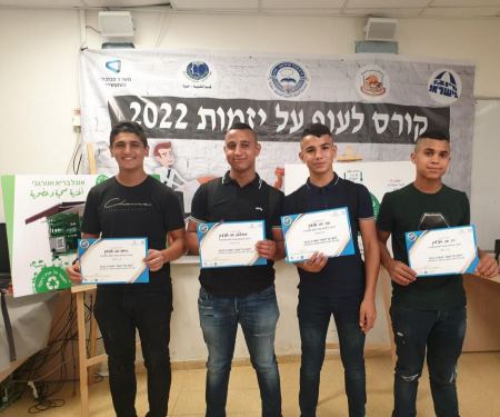 وحدة الشبيبة في مجلس حورة المحلي تختتم دورة (مبادرون) في مدرسة السلام الثانوية . 